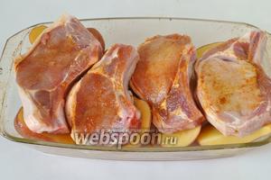 Выкладываем в форму для запекания мытый и крупно порезанный картофель. На него выкладываем куски свинины натёртые перцем и солью.