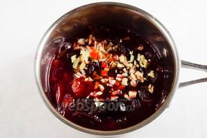 Из горячей сливовой массы вынуть пряности: палочку крицы, перец, гвоздику, бадьян.
Добавить имбирь, чеснок, перец и винный уксус к сливовой массе. Перемешать. Подержать на огне в течение 1-2 минут.