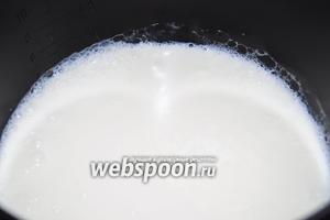 Спустя примерно 15 минут молоко будет доведено до кипения, затем мультиварка перейдёт в режим остывания молока, для ускорения рекомендую открыть крышку.
