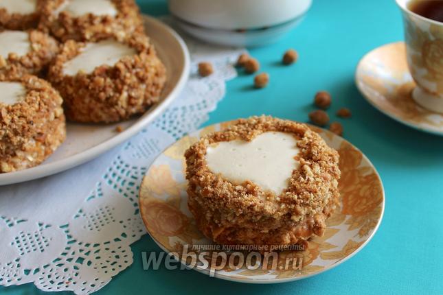 Фото Бисквитные пирожные с орехами