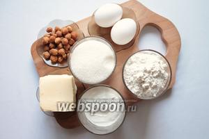 Для приготовления нам понадобится: масло сливочное, сахар, яйца, сметана, мука, разрыхлитель, ванилин.