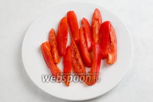 Помидоры выбрать плотные и мясистые, сорта сливка. Помыть. Сделать надрез крестом. Опустить в кипящую воду на 30-40 секунд. Сразу же вбросить помидоры из кипятка в ледяную воду.Очистить помидоры от кожуры и семян. Нарезать дольками.