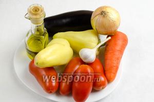 Чтобы приготовить овощную икру, нужно взять баклажаны, лук, морковь, чеснок, помидоры, масло подсолнечное, соль.