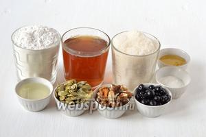 Для приготовления пирога нам понадобится сахар, мука, 1 стакан чая, мёд, разрыхлитель, грецкие орехи, семечки тыквенные, подсолнечное масло.