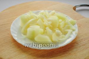 Лук нарезаем полукольцами или еще мельче.