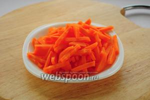 Морковь нарезаем крупной соломкой.