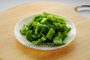 Перец очищаем от семян и нарезаем квадратными кусочками.