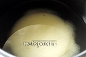 В чашу мультиварки (у меня Brand 502) заливаем 3 стакана воды и размешиваем в ней 1 стакан сахара. Включаем режим «варка на пару» (он поддерживает температуру в 100 градусов).