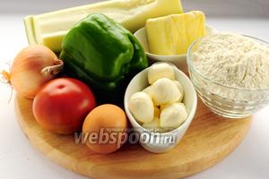 Для приготовления песочного пирога с овощами вам понадобятся: мука, маргарин, яйца, соль, прованские травы, кабачок, лук, перец, помидор, сыр моцарелла и масло для жарки.