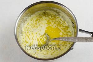 Форму для выпечки смазать сливочным маслом. Духовку включить на 180°C. Растопить на медленном огне масло для теста. Остудить.