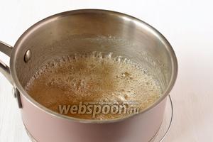 Сахарный сироп уварить до пробы на твёрдый шарик (капля сиропа, в холодной воде образует твёрдый шарик).