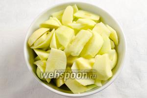 Яблоки вымыть, просушить, нарезать дольками (лучше пюрировать), но яблоки этого сорта очень легко увариваются.
