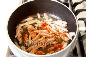 Поджарить мясо в кунжутном масле, слегка посолить и посыпать перцем. На это уходит не более 5 минут.