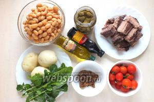 Подготовьте для салата следующие ингредиенты : консервированного тунца, белую консервированную фасоль, рукколу, отварной картофель, помидоры черри, маринованные каперсы, зернистую горчицу, оливковое масло, бальзамический уксус, соль и перец по вкусу.