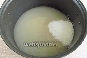 Сахар растворить в горячей воде, довести до кипения при постоянном помешивании и прокипятить в течение 2–3 минут.
