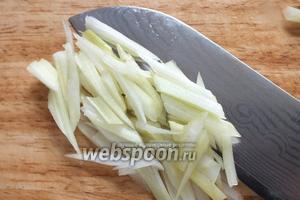 Острым ножом нарежьте сельдерей тонкой соломкой.