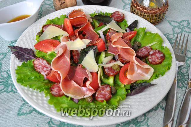 Фото Салат с хамоном, колбаской чоризо и каперсами