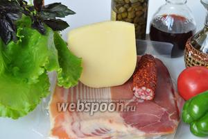 Для салата приготовим сыр пармезан, хамон (слайсы), чоризо, помидоры, перец, лук, зелень и каперсы. Для заправки масло первого холодного отжима, соль, перец и винный уксус.