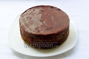 Утром — вуаля! Наш торт освобождаем от формы. Он хорошо застыл и пропитался, но имеет пока не презентабельный вид. Будем исправлять ситуацию с помощью шоколадной ленты.