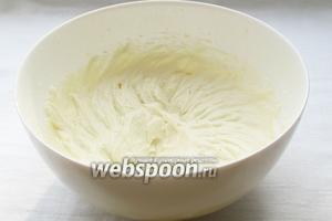 Маскарпоне взбить с молоком и сахарной пудрой. Пудру добавляйте по вкусу, я люблю не очень сладко.