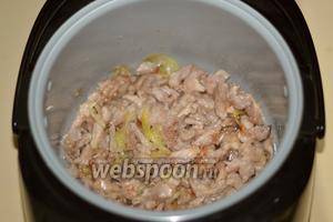 Кладём мясо к луку и тоже слегка зарумяниваем, не закрывая крышку и не забывая помешивать, после чего программу «Жарка» отключаем, если время режима ещё осталось.