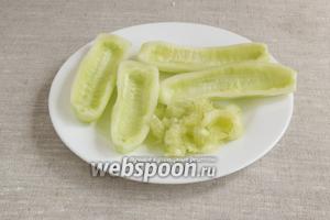 Картофель промыть и поставить отвариваться в мундирах. В это время огурцы вымыть, срезать шкурку, разрезать вдоль на 2 части, выскоблить центральную часть ложкой.