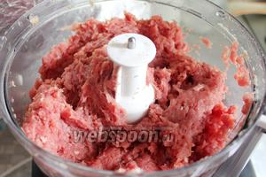 Мясо прокрутить с использованием разных скоростей, добавить чеснок (можно использовать пресс, а не комбайн).