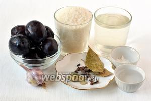 Для приготовления маринованных слив нам понадобятся сливы, чеснок, сахар, вода, столовый уксус, соль, перец чёрный горошком, перец душистый, лавровый лист, гвоздика.
