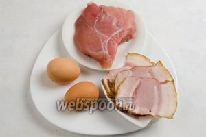 Для приготовления салата нужно сначала взять продукты, которые нуждаются в термообработке: индюшиное (можно куриное) филе, яйца куриные, бекон.
