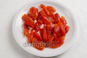 Помидоры выбрать плотные и мясистые, сорта сливка. Помыть. Сделать надрез крестом. Опустить в кипящую воду на 30-40 секунд. Сразу же вбросить помидоры из кипятка в ледяную воду. Очистить помидоры от кожуры и семян. Нарезать дольками.