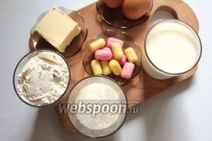 Для приготовления рогаликов нам понадобится молоко, сливочное масло, яйца, сахар, дрожжи, мука и карамель.
