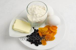 Приготовить продукты для выпечки пирога. Муку, масло сливочное, 1 ст. л. сахара, яйца, изюм и курагу, панировочные сухари.