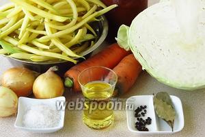 Для приготовления солянки нужно взять молодые лопатки спаржевой фасоли, свежую белокочанную капусту, морковь, репчатый лук, томатный соус «Острый», растительное масло, чёрный перец горошком, лавровый лист и соль.