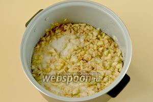 Перекладываем измельченные яблоки в чашу мультиварки (у меня Polaris), пересыпая слои сахаром. Ставим мультиварку на Подогрев на 15 минут, чтобы быстро выделился сок.