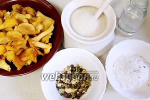 Для приготовления маринованных лисичек нужно взять лисички, крупную кристаллическую соль, сахар, 70% уксусную эссенцию, приправу для маринования грибов (в её составе лавровый лист, чеснок, перец чёрный горошек, перец душистый горошек, гвоздика, укроп, хрен).