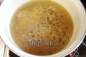 С готового мясного бульона снять верхний слой жира на сковороду. Добавить в кастрюлю грибной бульон, довести до кипения.