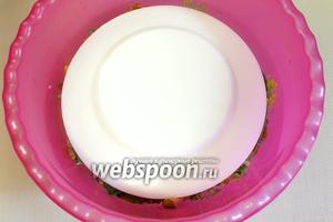 Накрываем подходящей по размеру тарелкой и ставим гнет (2-3 литровую банку с водой). Оставляем на сутки при обычной температуре.