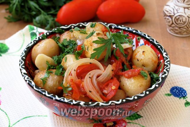 Фото Молодой картофель с луком и помидорами