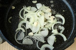 Готовый картофель вынуть из сковороды, в неё насыпать ложку сахара и ложку воды, дать раствориться, добавить лук и чеснок.