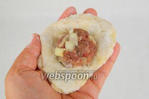 Руки и рабочую поверхность обильно припыляем мукой. Расплескиваем тесто в лепёшки и выкладываем в них фарш.