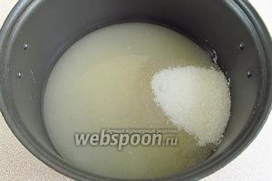 Сахар растворить в горячей воде, довести до кипения при постоянном помешивании и прокипятить в течение 2–3 минут.