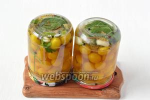 Кипящим рассолом залить алычу. Закатать банки крышками. Перевернуть вверх дном и оставить до полного остывания. Кстати, также просто готовится и алыча маринованная без стерилизации .