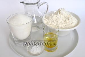 Для пряников нам понадобится мука, сахар, вода, сода, растительное масло у меня уже с мятным ароматом.