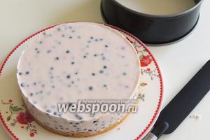 Вынимаем торт из разъёмного кольца, предварительно отделив бока торта от стен кольца тонким кулинарным шпателем.