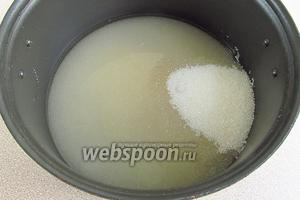 500 г сахара растворить в горячей воде, довести до кипения при постоянном помешивании и прокипятить в течение 2–3 минут.
