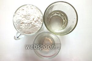Для приготовления опары подготовьте следующие ингредиенты: воду температуры 35-37°C, пшеничную муку и живые дрожжи.
