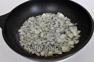 Приготовим начинку для куриных голеней. Мелко нарезанный лук обжариваем на сковороде до прозрачности.