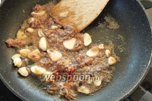 Анчоусы режем крупно, зубки чеснока дольками, пеперончино отделяем от семян и мелко режем. Всё кладём в горячее оливковое масло и тушим 2 минуты.