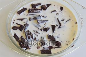 Режем шоколад на малые куски и со сливками и сахаром растопим в микроволновой печи или на пару.
