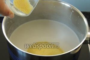 Смешаем кокосовое и коровье молоко и нагреем. В тёплое молоко засыпаем медленно манную крупу и сразу хорошо размешиваем. Если засыпать манку в тёплое молоко, то не будет образовываться комков. Варим до готовности на малом огне, постоянно мешая.